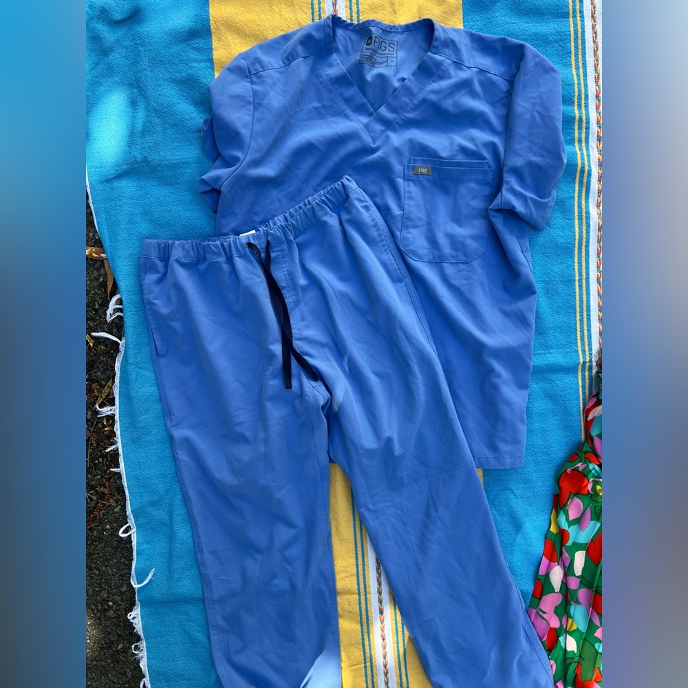 Figs men’s scrub set M top, S bottom. Straight leg pants. Short sleeve top.